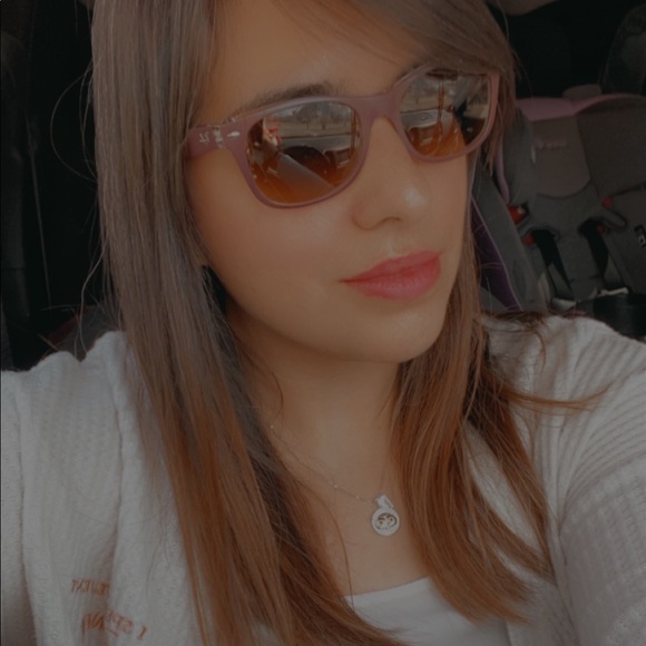 Meet your Posher, Gabriela - Picture 1 of 1